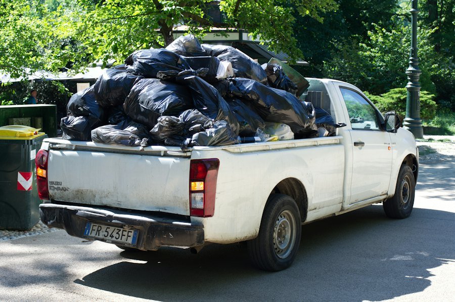 Camionetă încărcată cu saci de deșeuri pregătiți pentru evacuare
